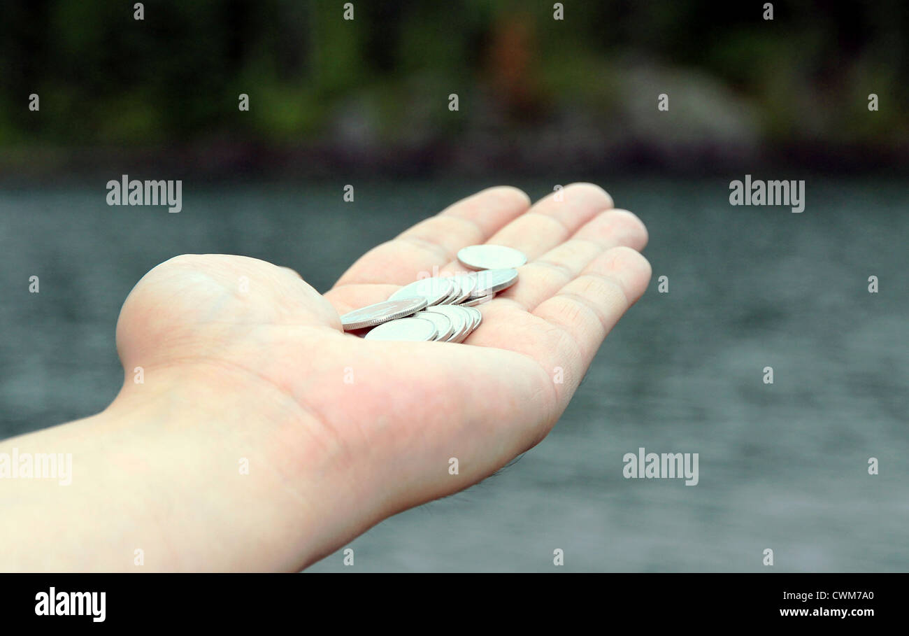 Pièces de monnaie dans la main d'un homme Banque D'Images