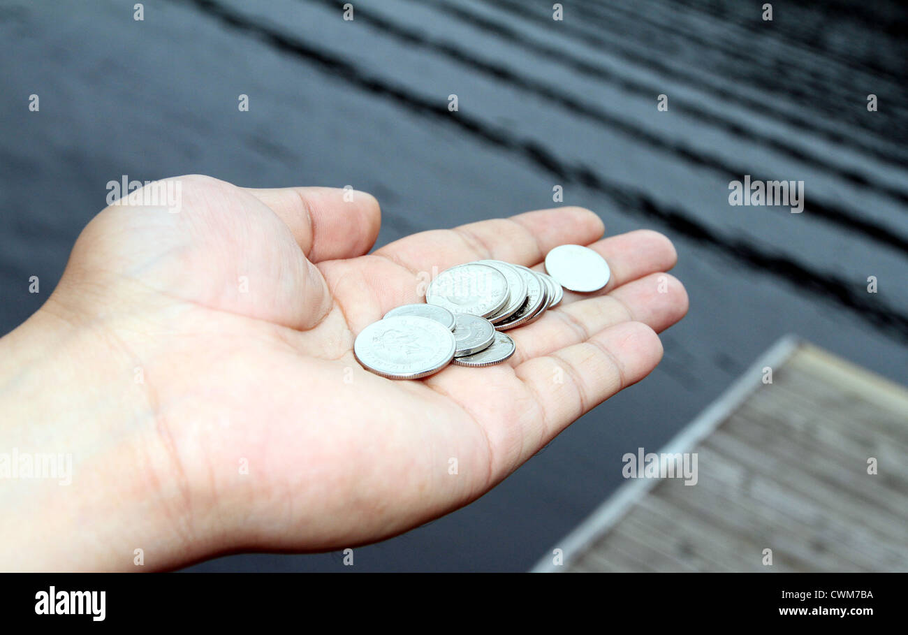 Pièces de monnaie dans la main d'un homme Banque D'Images