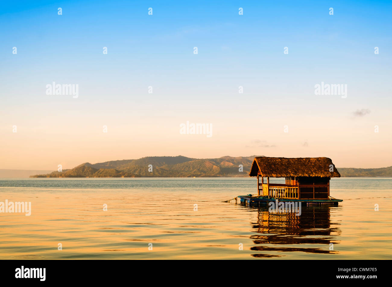 Radeau avec nipa hut dans le lac Taal au lever du soleil Banque D'Images
