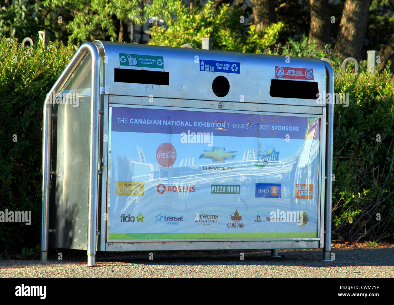 Un bac de recyclage et déchets de Toronto dans une rue de la ville Banque D'Images