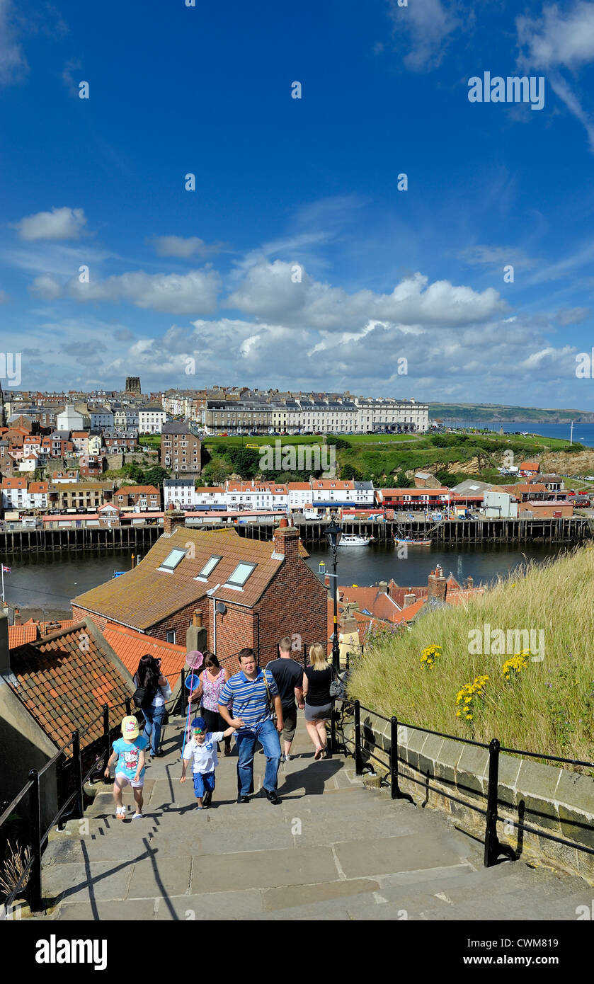 Une famille l'escalade des mesures Whitby North Yorkshire angleterre uk Banque D'Images