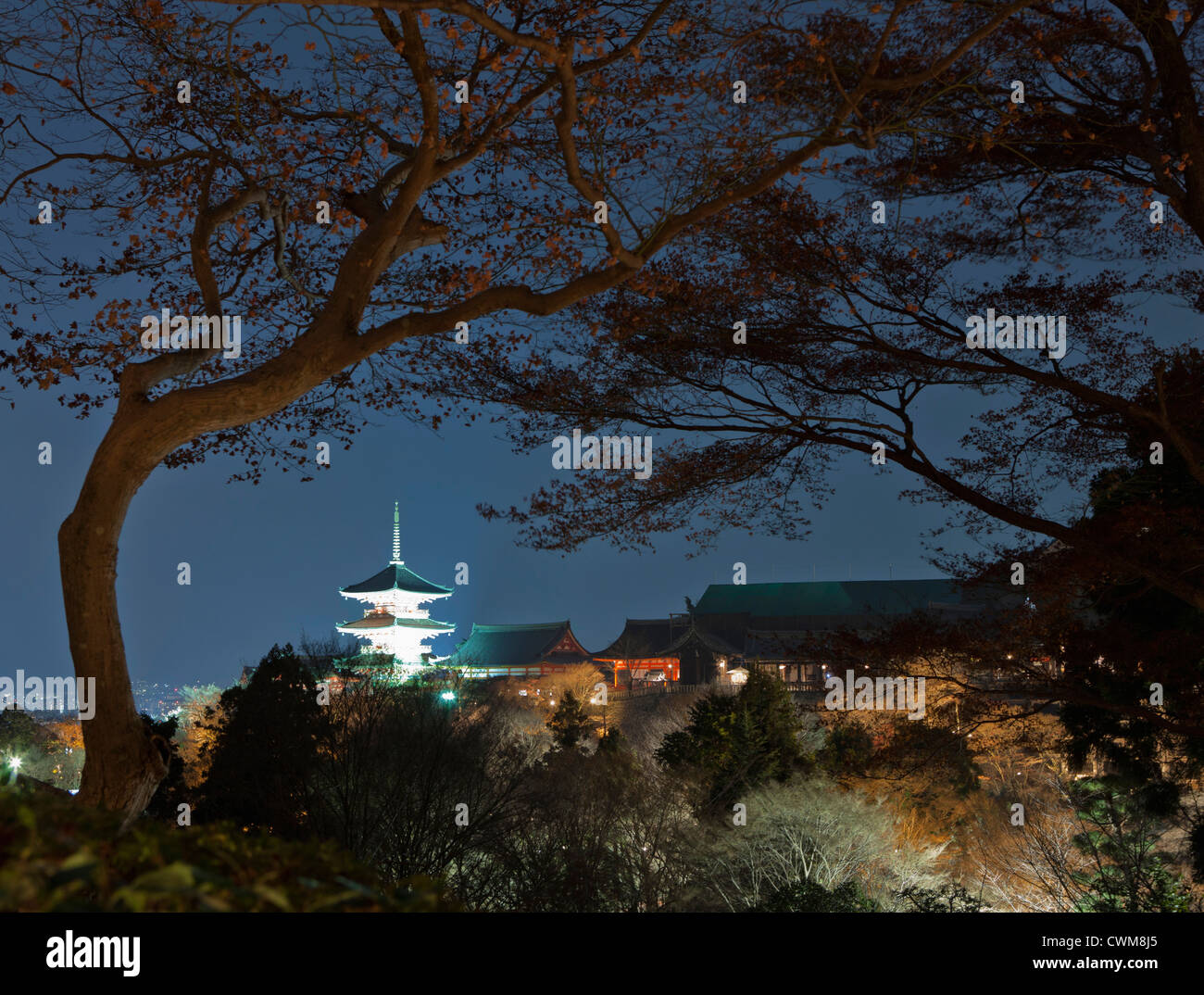 Le Japon, Kyoto, Kiyomizu dera Temple de la pagode de nuit avec city Banque D'Images