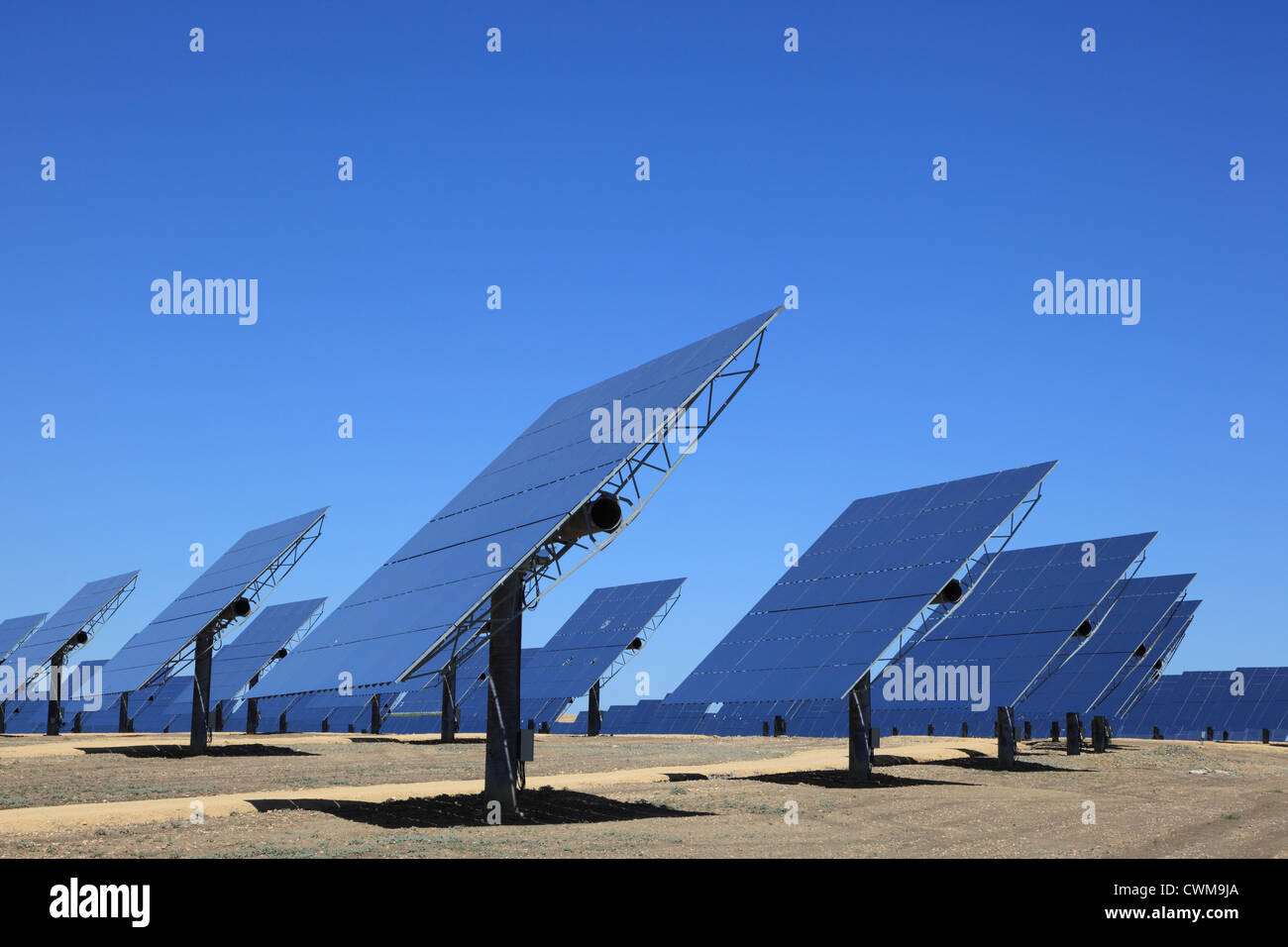 Gamme de panneaux photovoltaïques d'une centrale solaire Banque D'Images