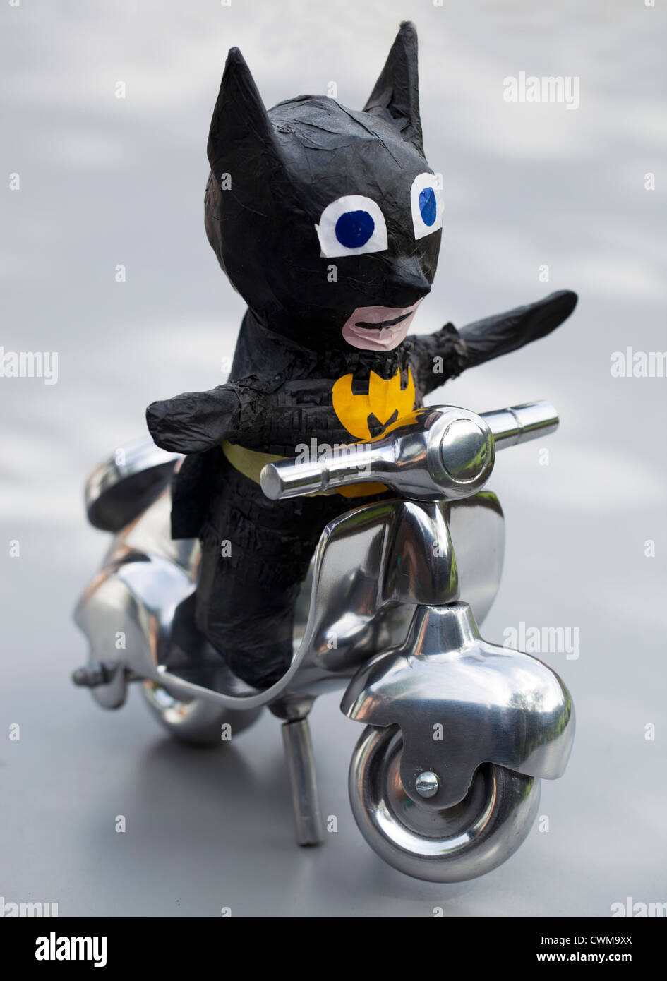 Batman sur un scooter Banque D'Images