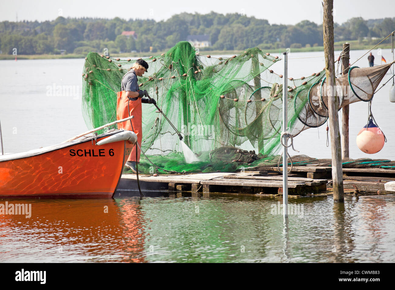 Nettoyage du pêcheur au filet de pêche le trimestre Holm à Schleswig, Schleswig-Holstein, Allemagne, Europe Banque D'Images