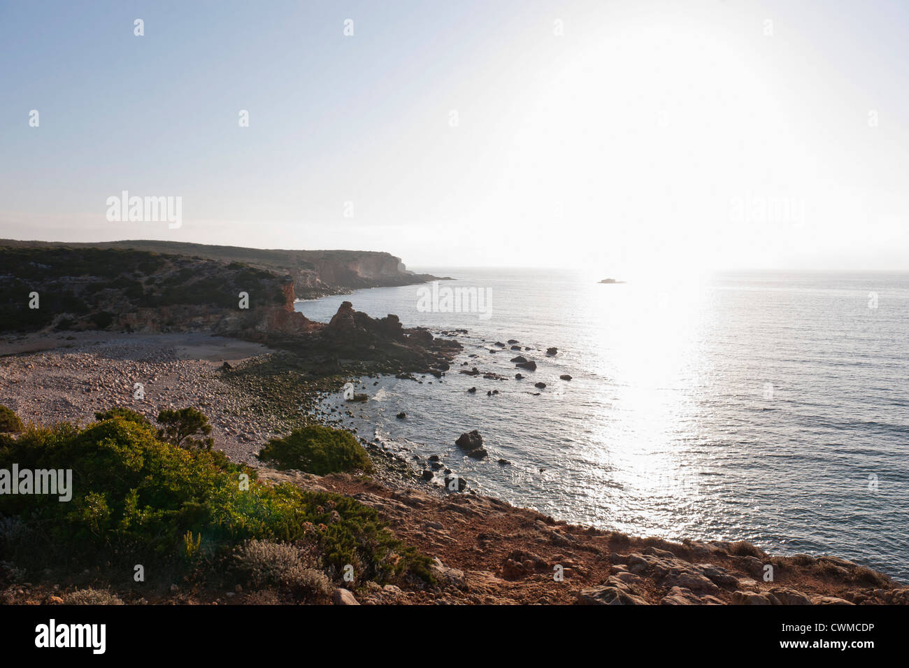 Portugal, Algarve, Lagos, vue sur l'océan Atlantique au coucher du soleil Banque D'Images
