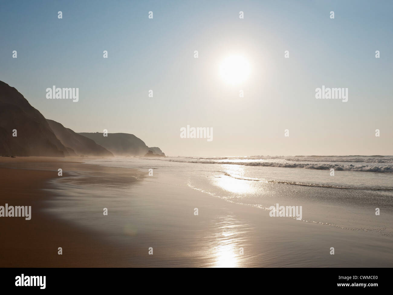 Portugal, Algarve, Lagos, vue sur la plage au coucher du soleil Banque D'Images