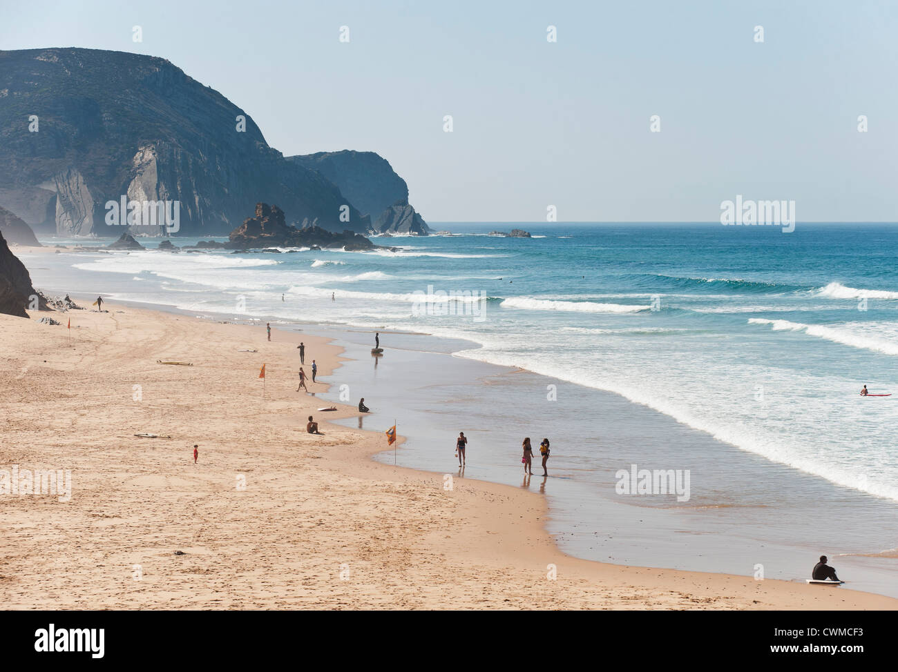 Portugal, Algarve, Lagos, aux personnes bénéficiant d'une plage sur Banque D'Images