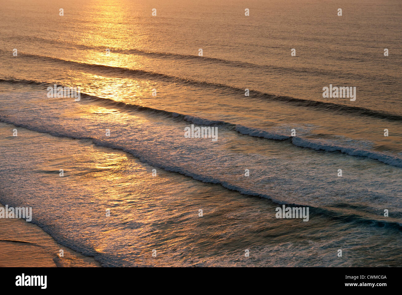 Portugal, Algarve, Lagos, vue sur l'océan Atlantique avec des vagues au crépuscule Banque D'Images