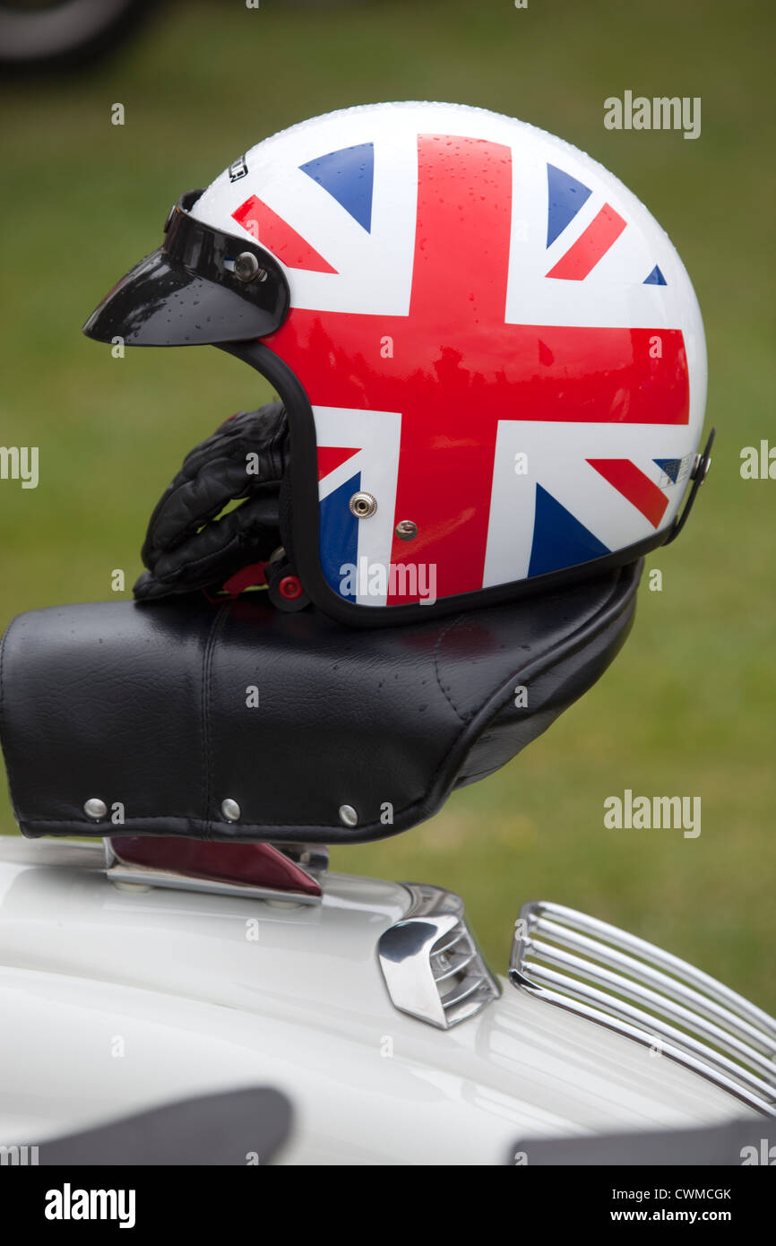 Union Jack à l'arrière du casque Classic Lambretta Scooter Banque D'Images