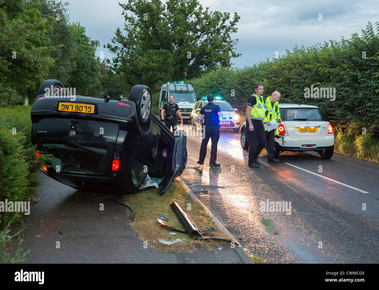 Accident de voiture où une voiture renversée sur le côté de la route au Royaume-Uni Banque D'Images