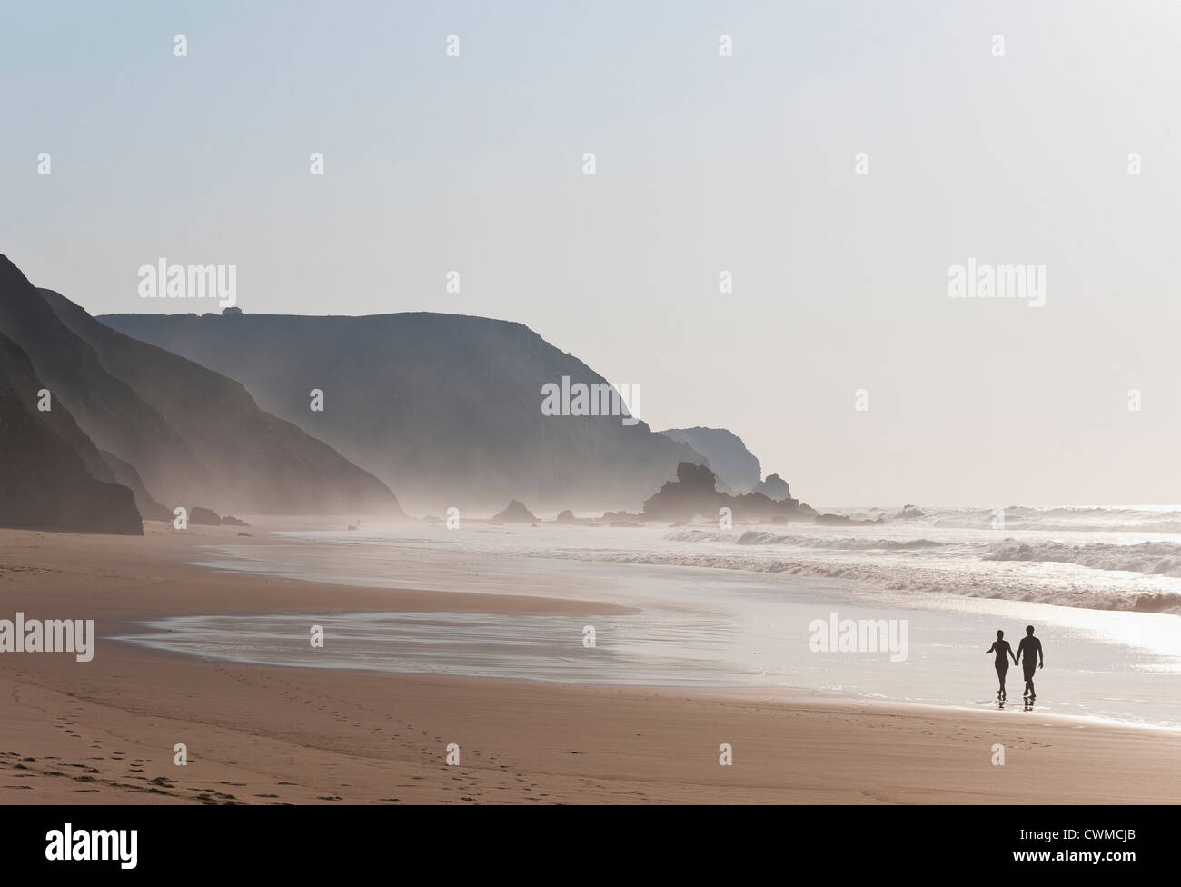 Le Portugal, Couple walking on beach Banque D'Images