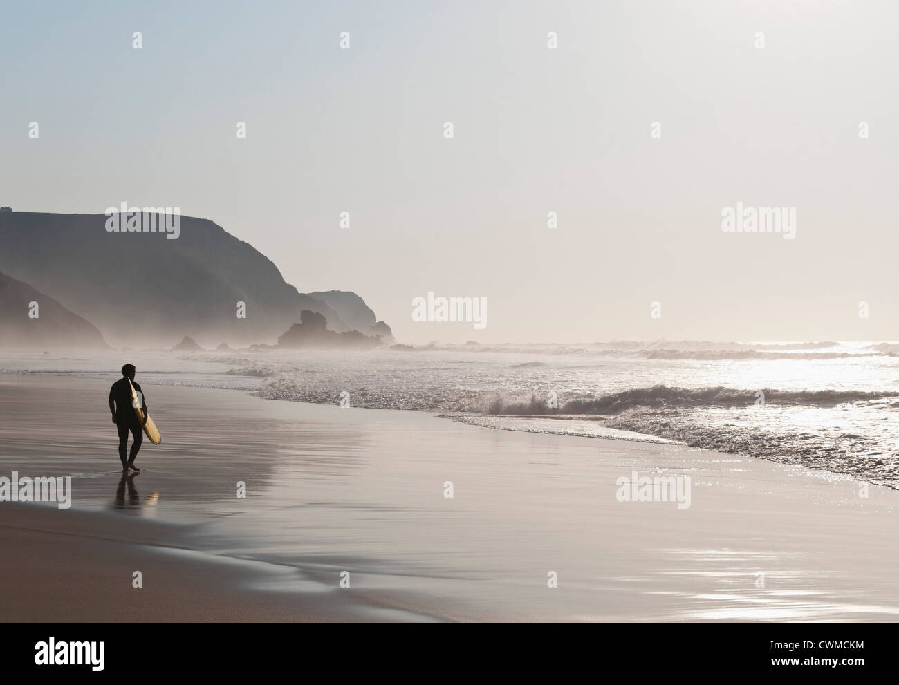 Le Portugal, Surfer walking on beach Banque D'Images