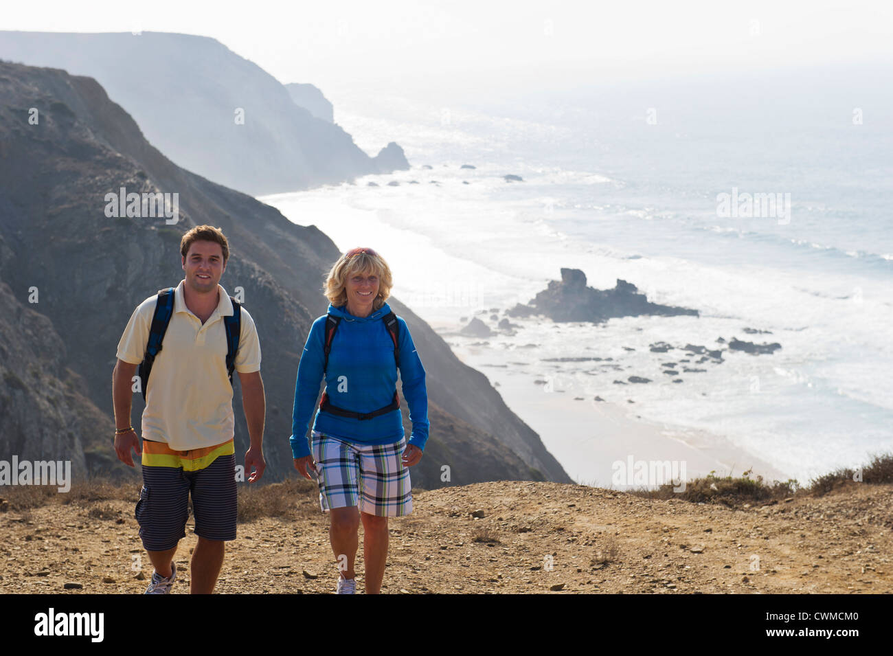 Le Portugal, l'homme et la femme randonnées en montagne Banque D'Images