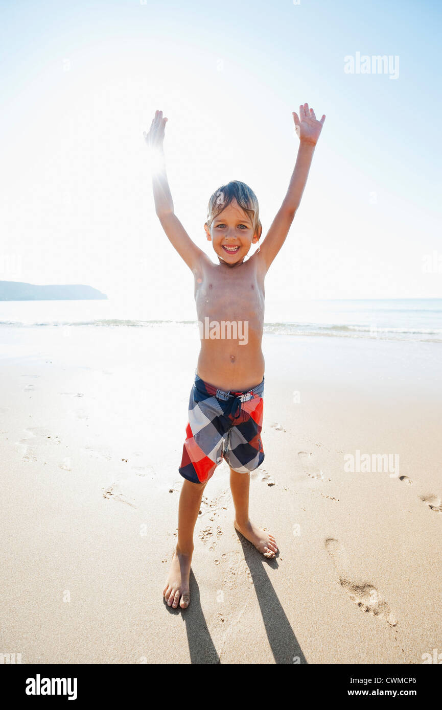 Le Portugal, Boy standing on beach, smiling Banque D'Images