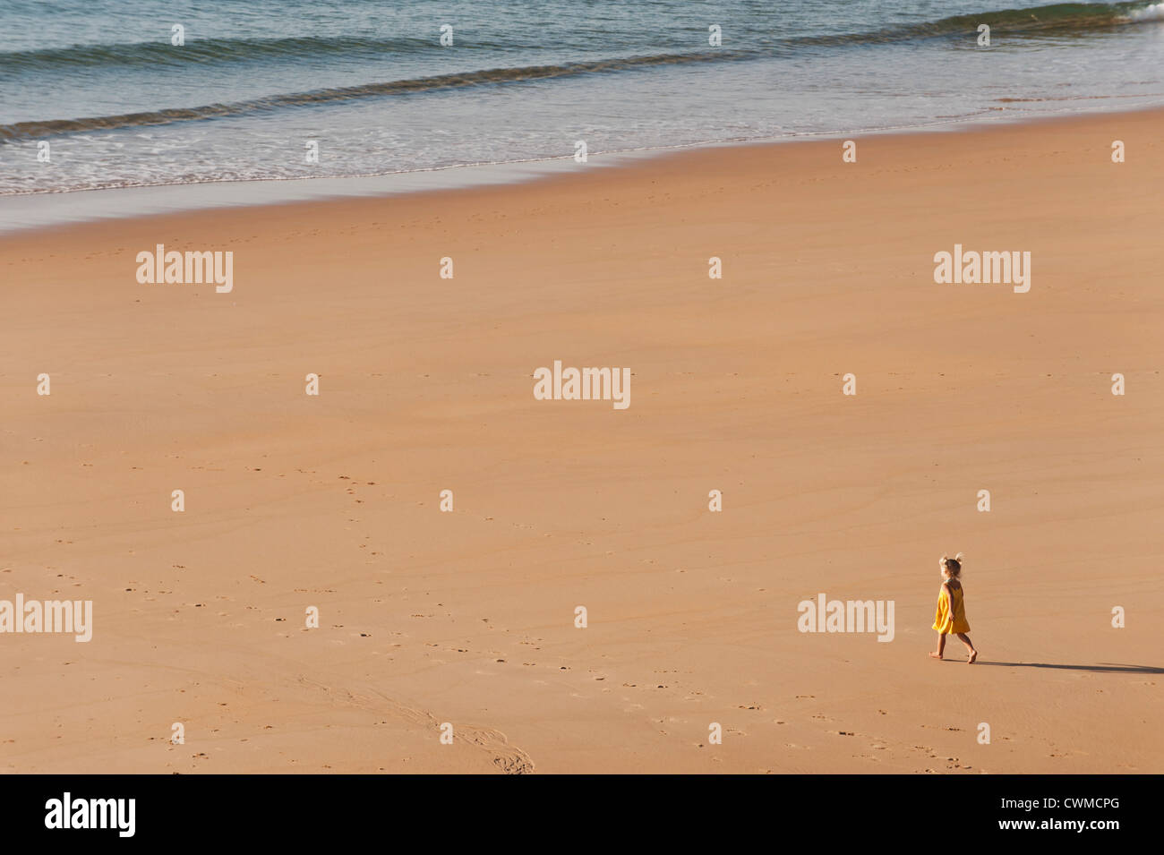 Le Portugal, Girl walking on beach Banque D'Images