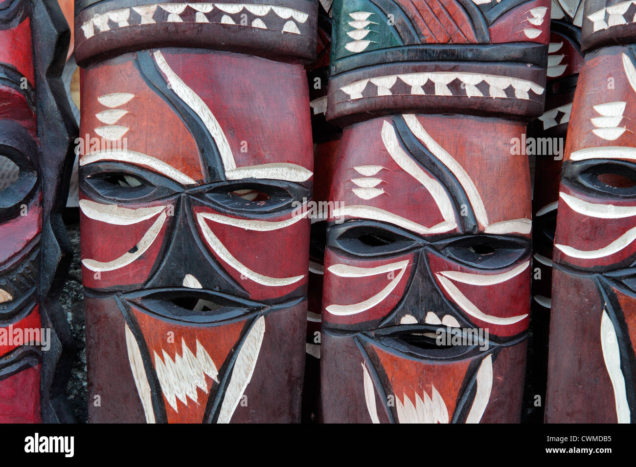 Les masques en bois fait main décor sculpté dans le bois des arbres africains Banque D'Images