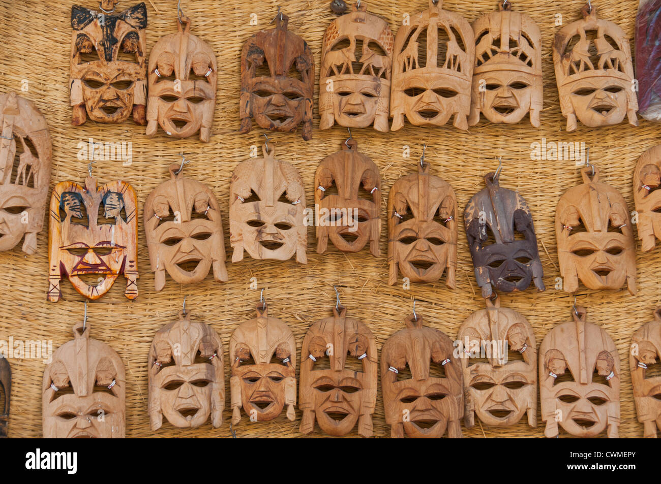 Souvenirs de l'artisanat local en vente à Gharb Soheil Nubian Village sur la rive ouest du Nil à Assouan Egypte suivant Banque D'Images