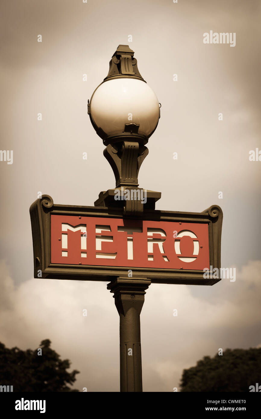 Paris, France - Metro sign. Banque D'Images