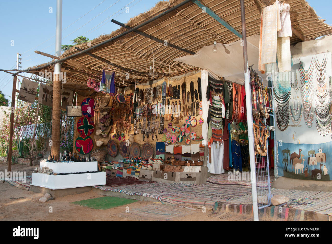 Souvenirs de l'artisanat local en vente à Gharb Soheil Nubian Village sur la rive ouest du Nil à Assouan Egypte suivant Banque D'Images