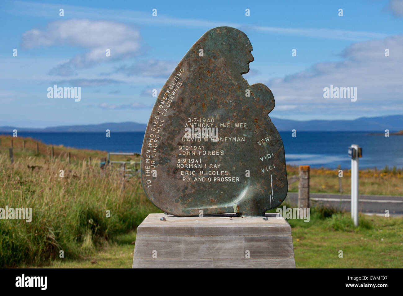 La Chaussée Churchill Memorial stone à ceux qui sont morts dans sa création dans les îles Orcades, Ecosse Banque D'Images