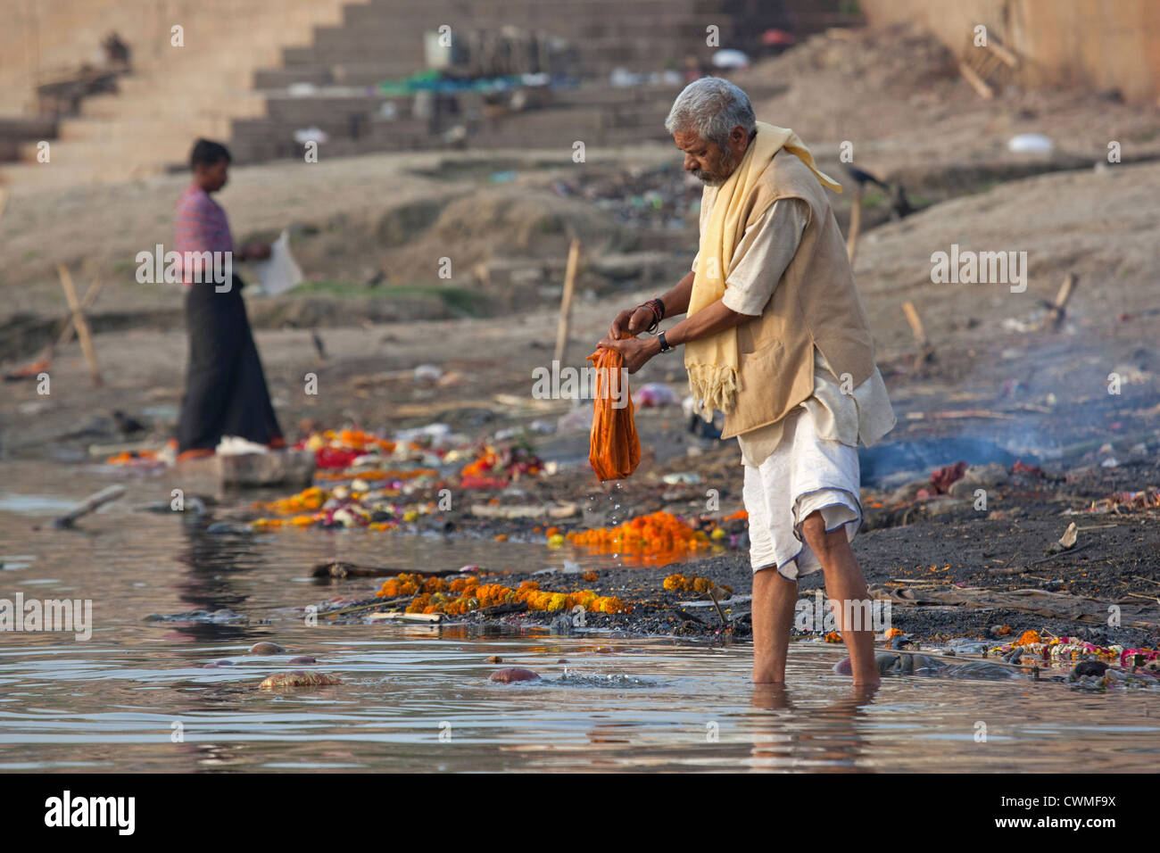 Lhomme Indien Lave Linge Dans Leau Polluée Du Gange à