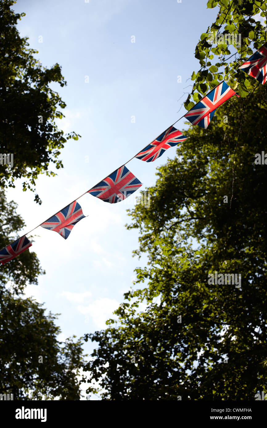 Union jack noir dans les arbres Banque D'Images