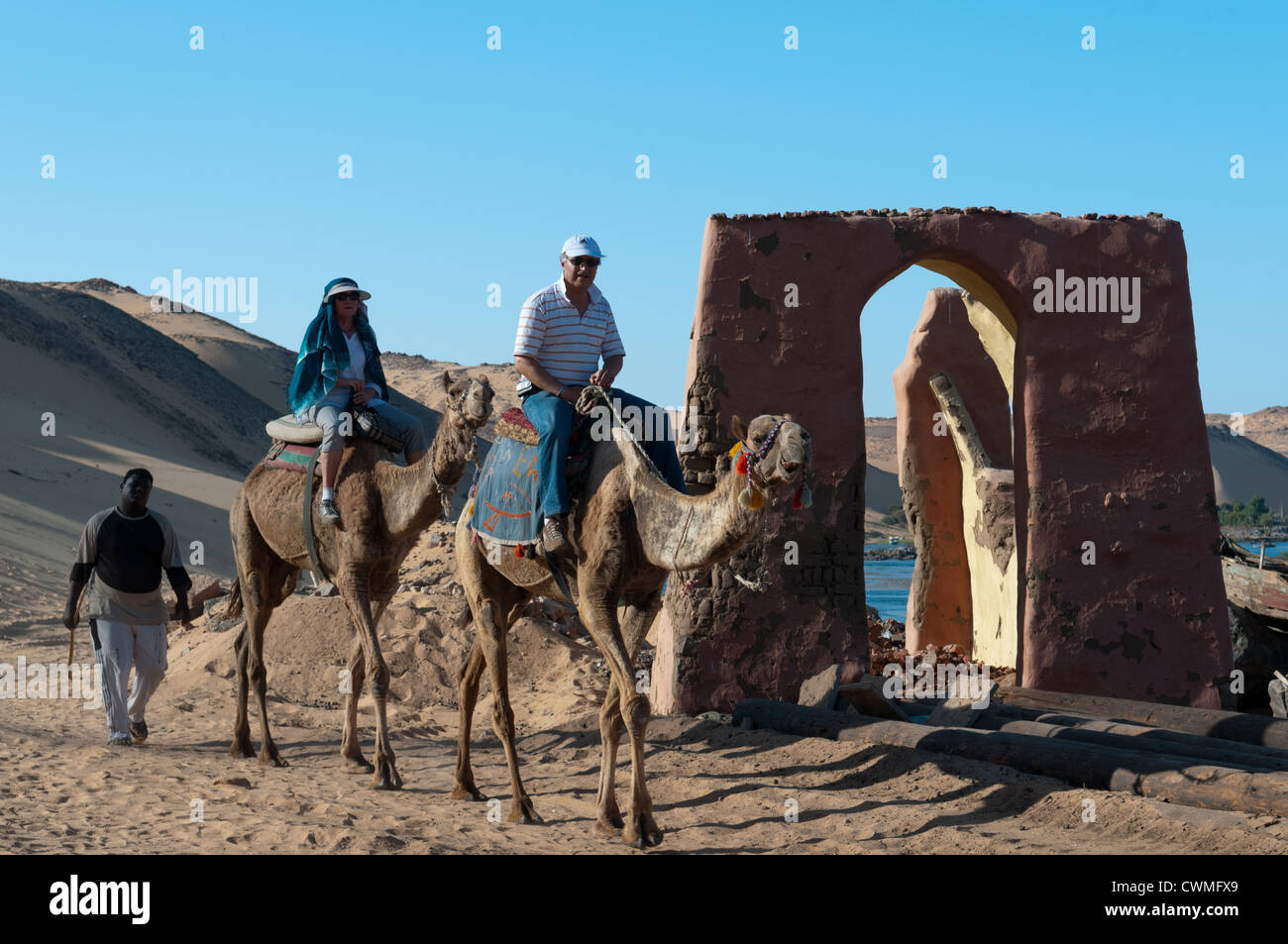 Les touristes Gharb Soheil Nubian Village sur la rive ouest du Nil à Assouan Egypte suivant Banque D'Images