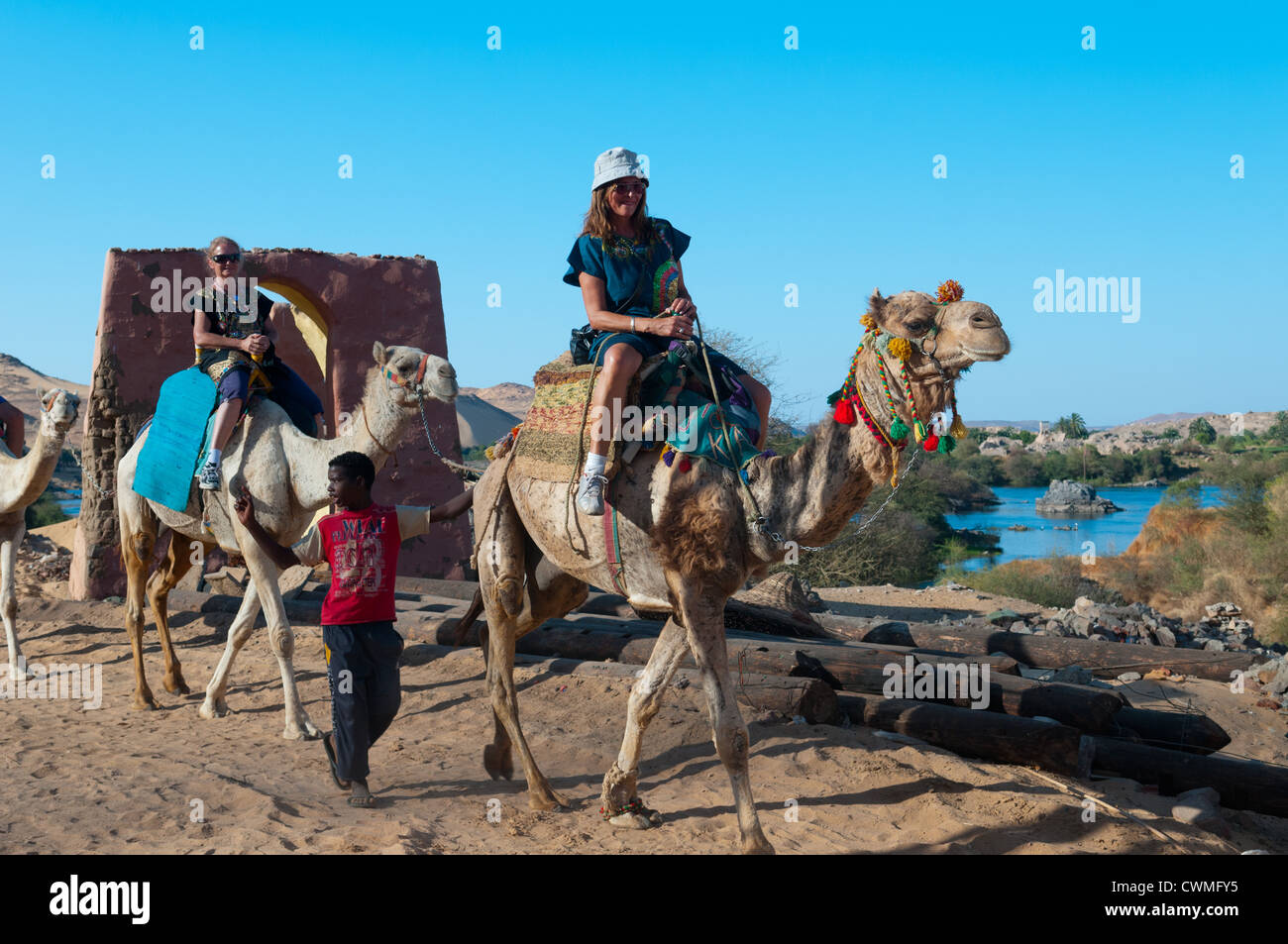 Les femmes touristes à Gharb Soheil Nubian Village sur la rive ouest du Nil à Assouan Egypte suivant Banque D'Images