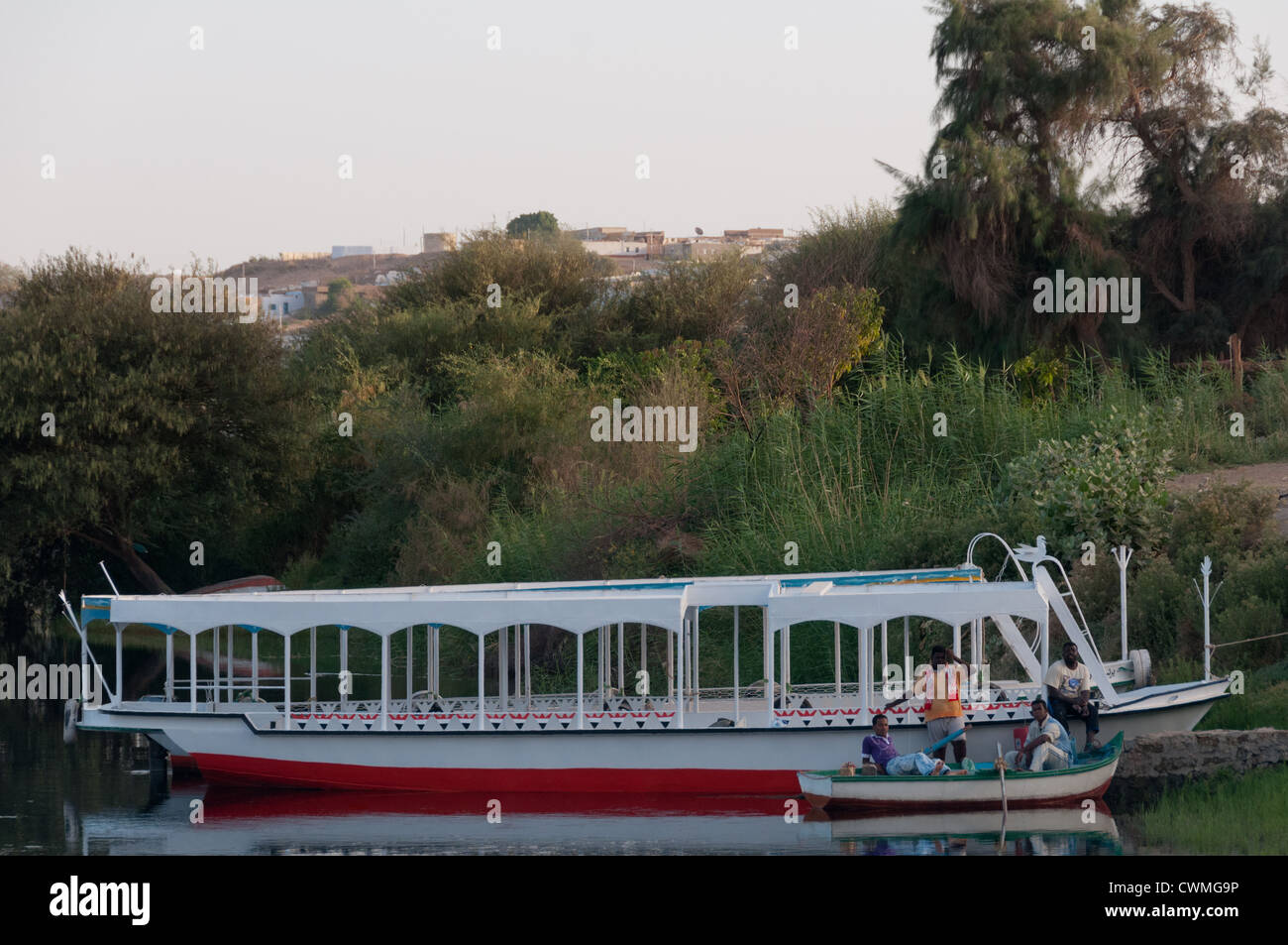 Les villageois se reposant à côté de bateaux Gharb Soheil Nubian Village sur la rive ouest du Nil à Assouan Egypte suivant Banque D'Images