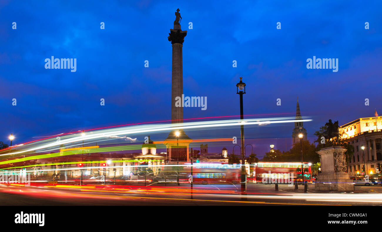 UK, Londres, Trafalgar Square avec light trails Banque D'Images
