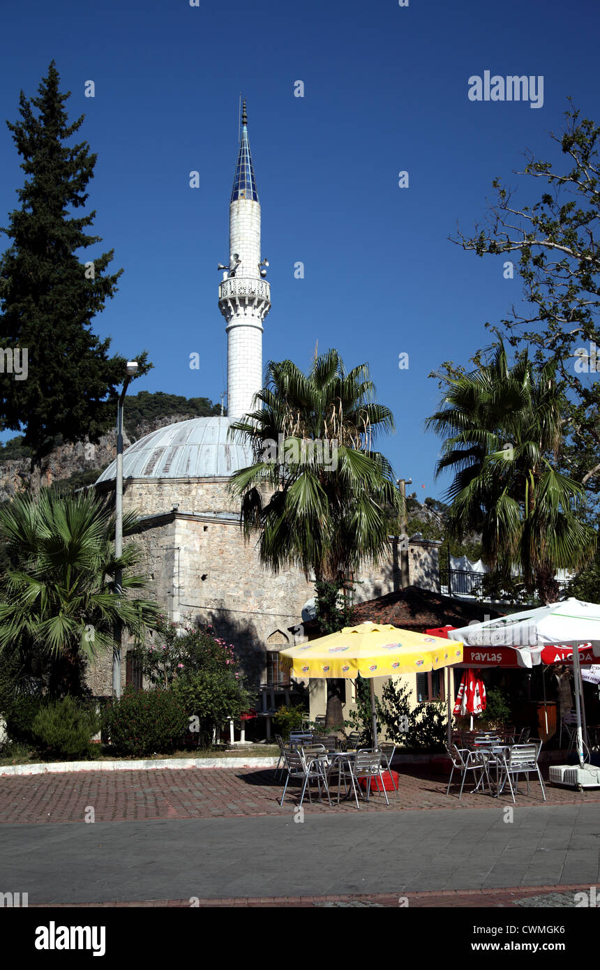 Vue d'une mosquée dans le centre de Dalyan, Turquie Banque D'Images