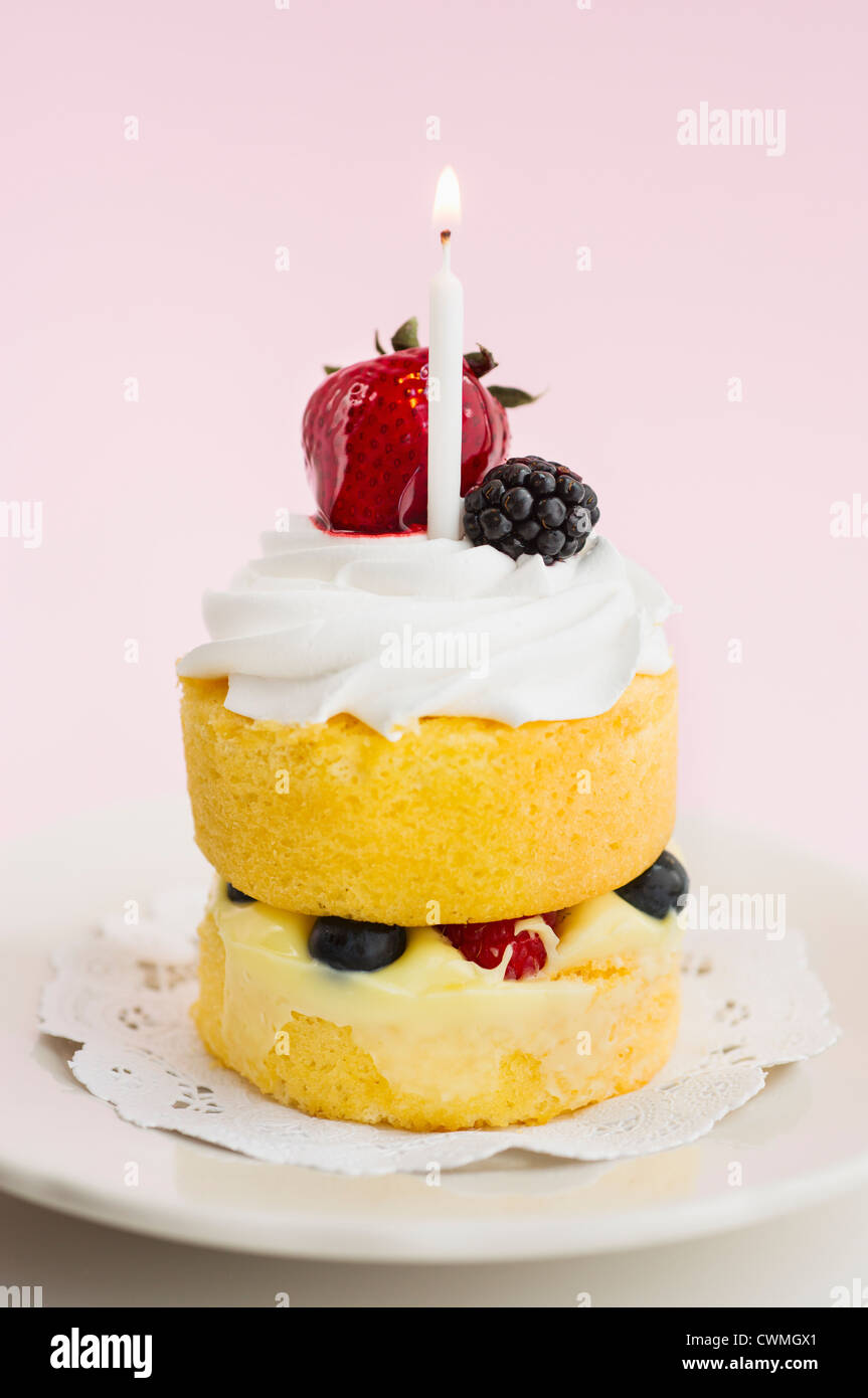 Cake aux fruits rouges et crème fouettée Banque D'Images