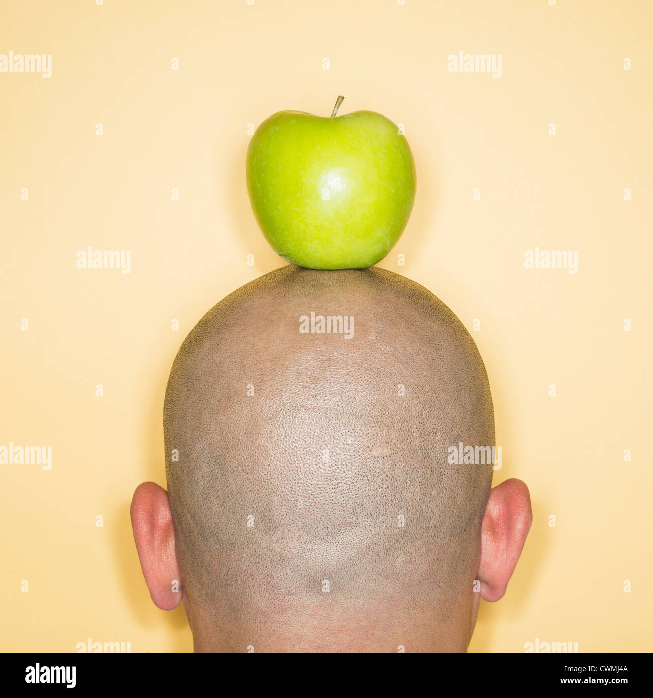 Vue arrière de l'homme avec apple on head Banque D'Images