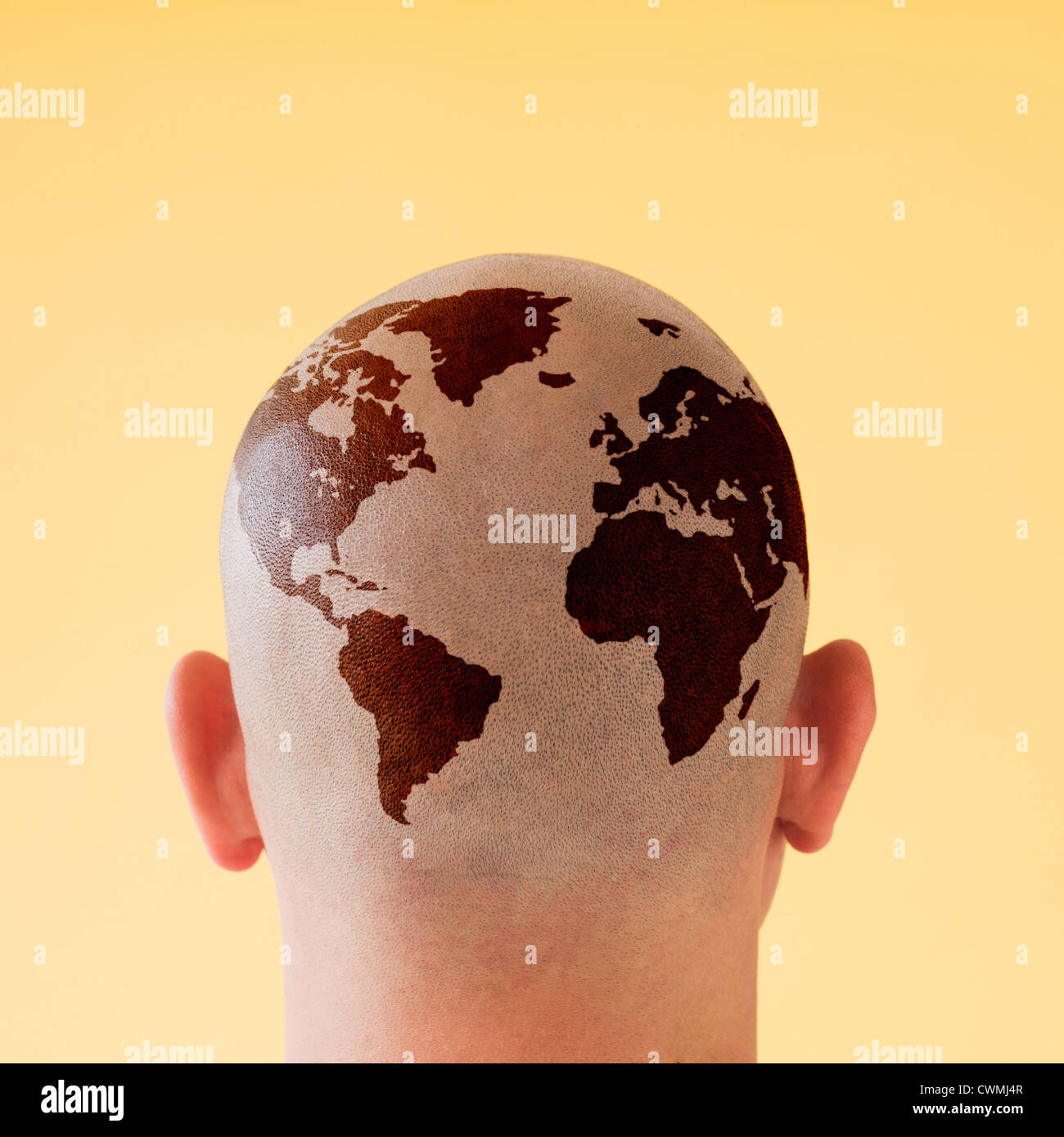 Vue arrière de l'homme à tête rasée sur la carte du monde Banque D'Images