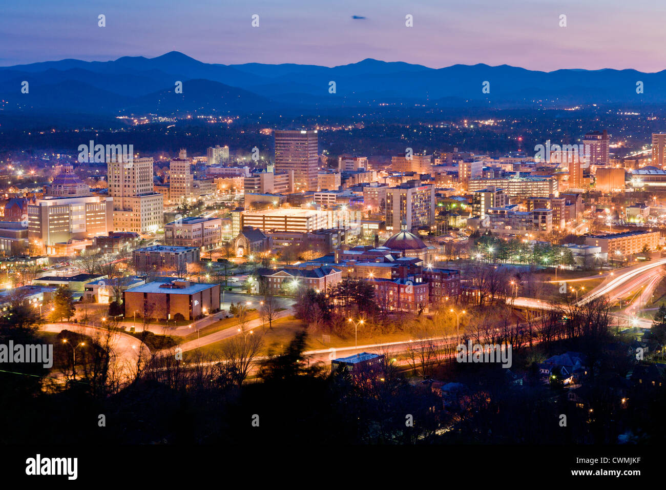 Sur les toits de la ville, au crépuscule, Asheville, Caroline du Nord, dans la région de montagnes Blue Ridge Banque D'Images