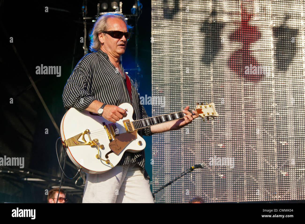 Jack Hues du groupe Wang Chung joue sur la scène au Festival de rembobinage Henley on Thames 2012. Par0308 Banque D'Images