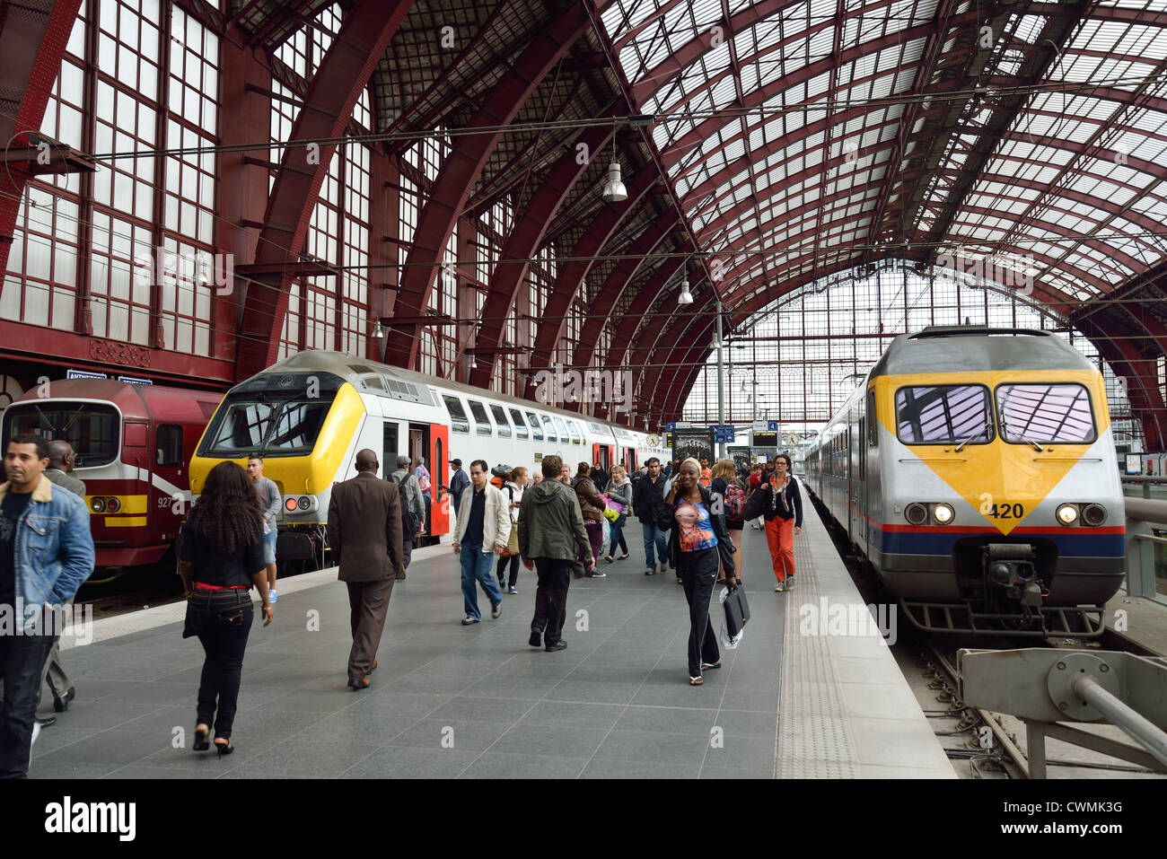 Plate-forme du train dans la gare d'Anvers-central, Anvers, Anvers Province, Région flamande, Belgique Banque D'Images