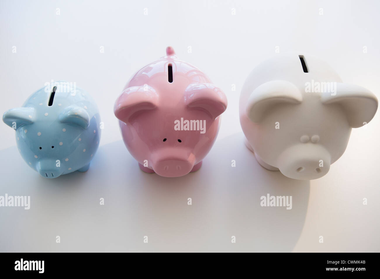 Trois tirelires disposées en ordre de grandeur Banque D'Images