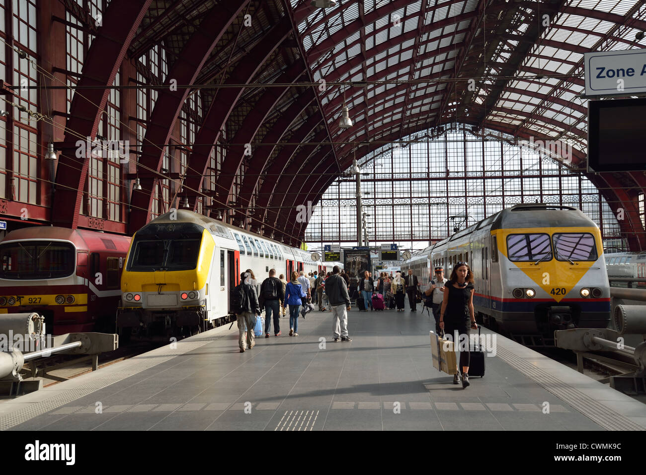 Plate-forme du train dans la gare d'Anvers-central, Anvers, Anvers Province, Région flamande, Belgique Banque D'Images