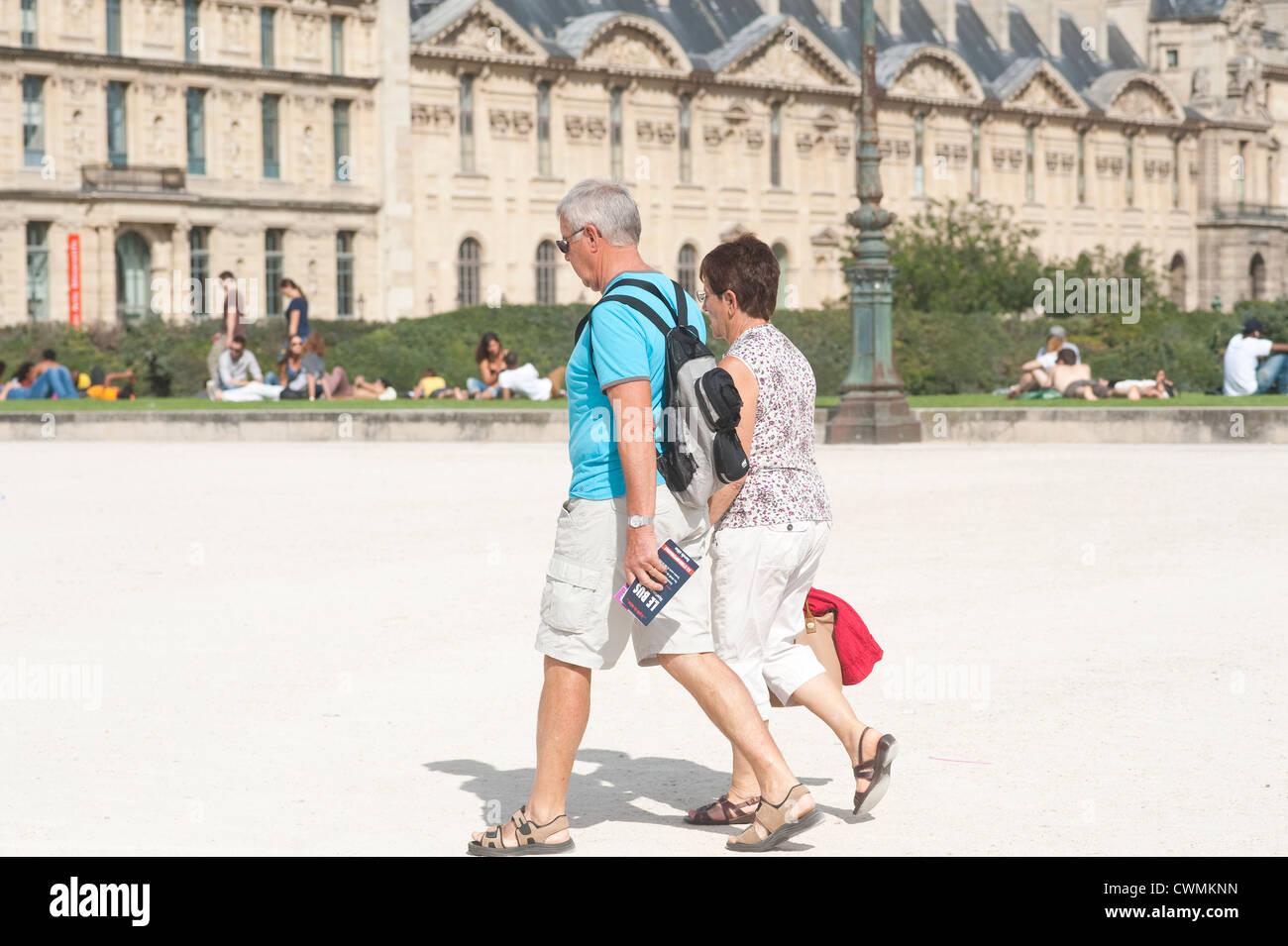 Paris, France - Juillet 2012 - Young adult couple de balades touristiques autour de la zone du musée du Louvre. Banque D'Images