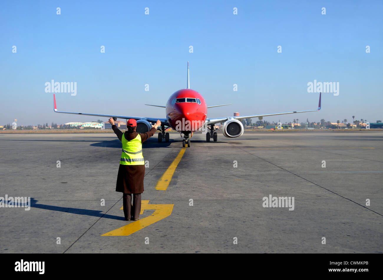 Avion étant signalé par femme à l'aéroport Banque D'Images