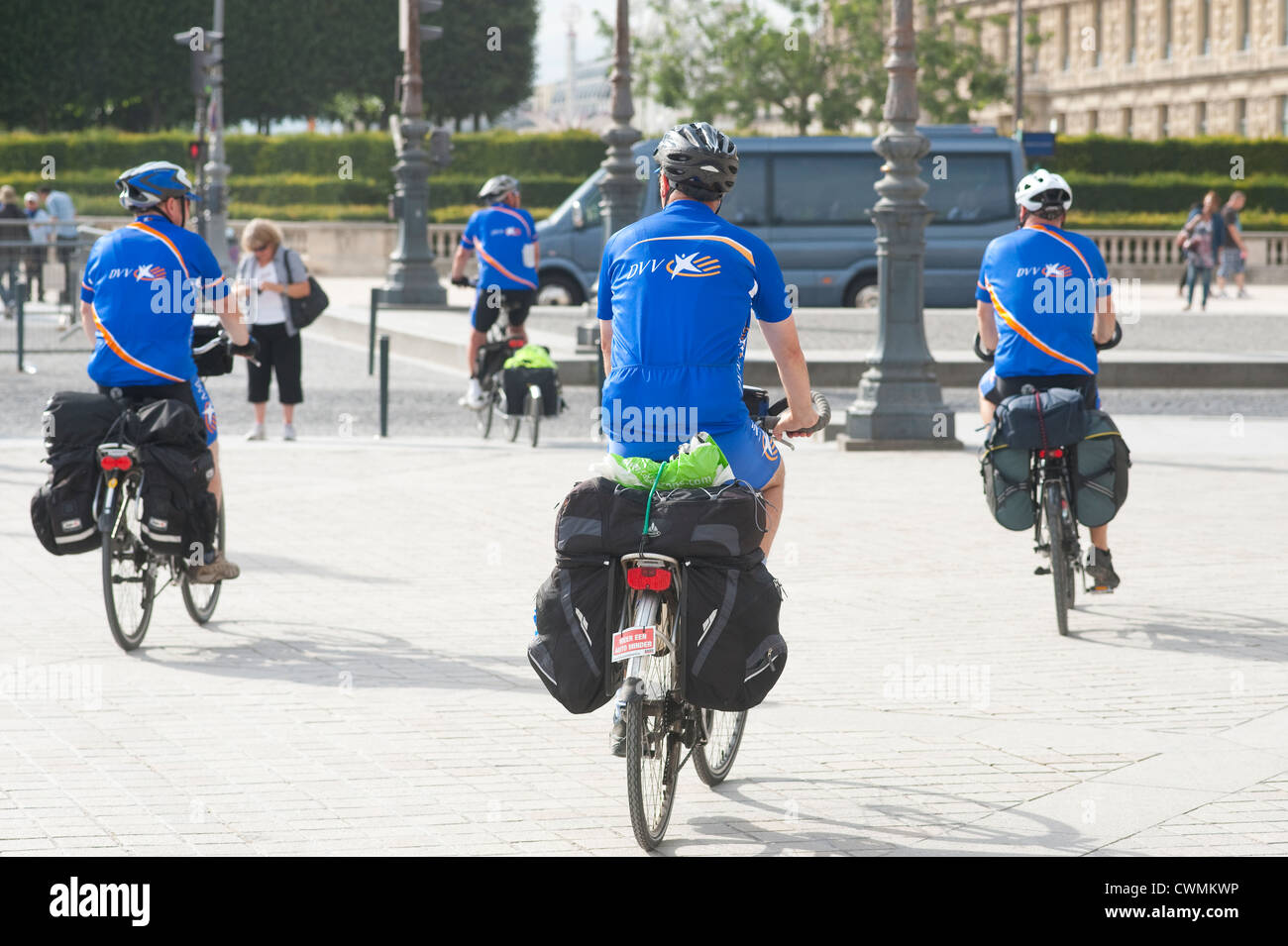 Paris, France - un groupe de voyageurs à vélo en ville. Banque D'Images