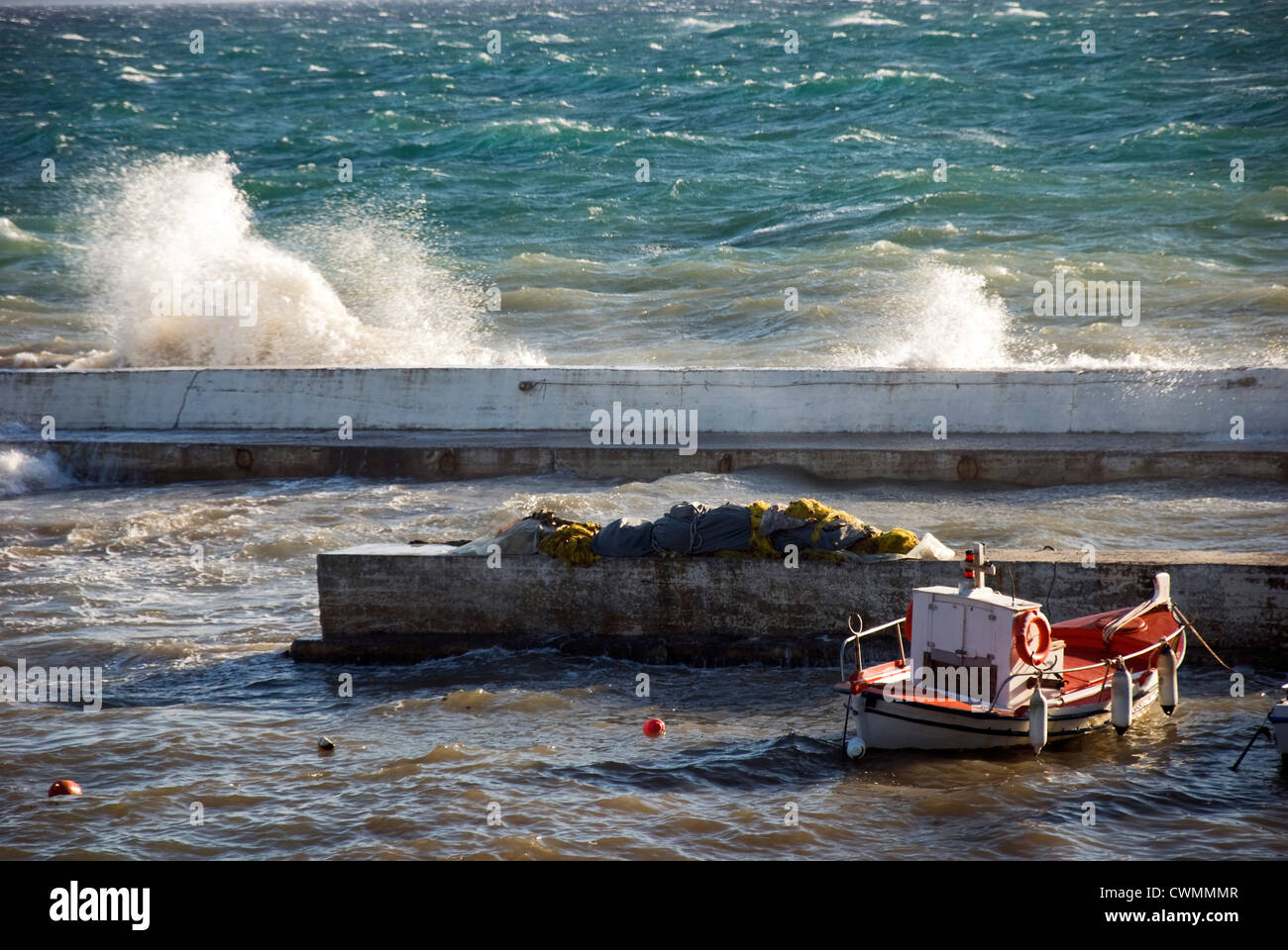 Bateau de pêche sur la jetée du port de pêche d''Afissos au Golfe Pagasitique (Pélion péninsulaire, Thessalie, Grèce) Banque D'Images