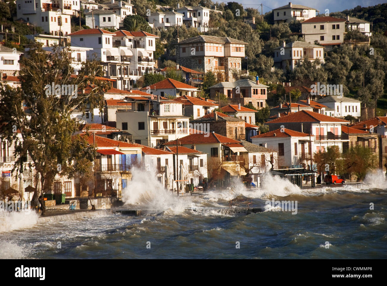 Village d'Afissos au Golfe Pagasitique (Pélion péninsulaire, Thessalie, Grèce) sur un jour de tempête Banque D'Images