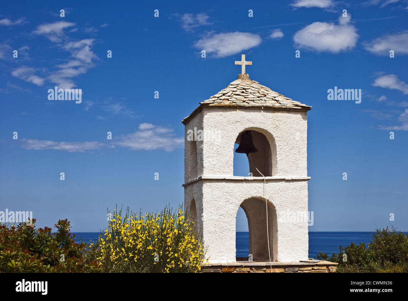 Clocher d'une chapelle près de la péninsule du Pélion (plage Potistika, Thessalie, Grèce) Banque D'Images