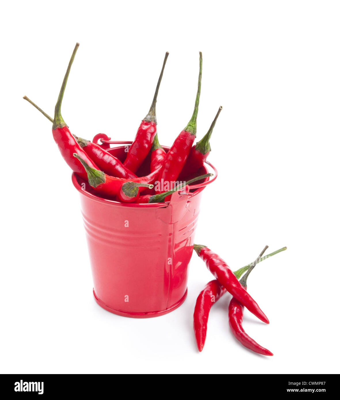 Un seau plein de piment rouge isolé sur fond blanc Banque D'Images