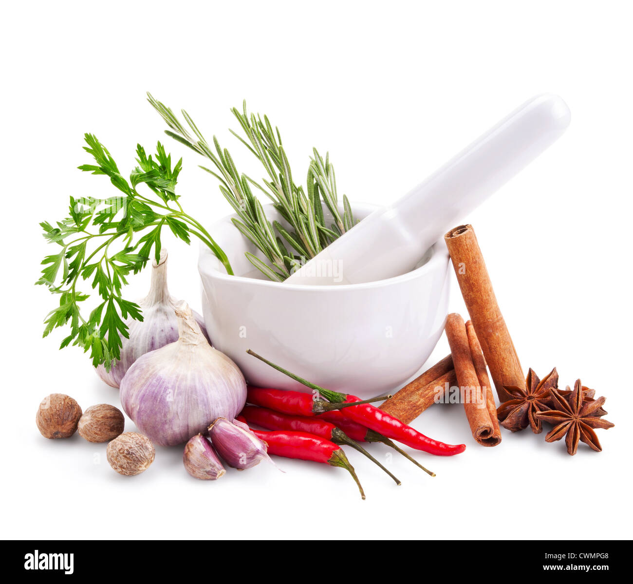 Les épices et les herbes dans le mortier isolé sur fond blanc Banque D'Images