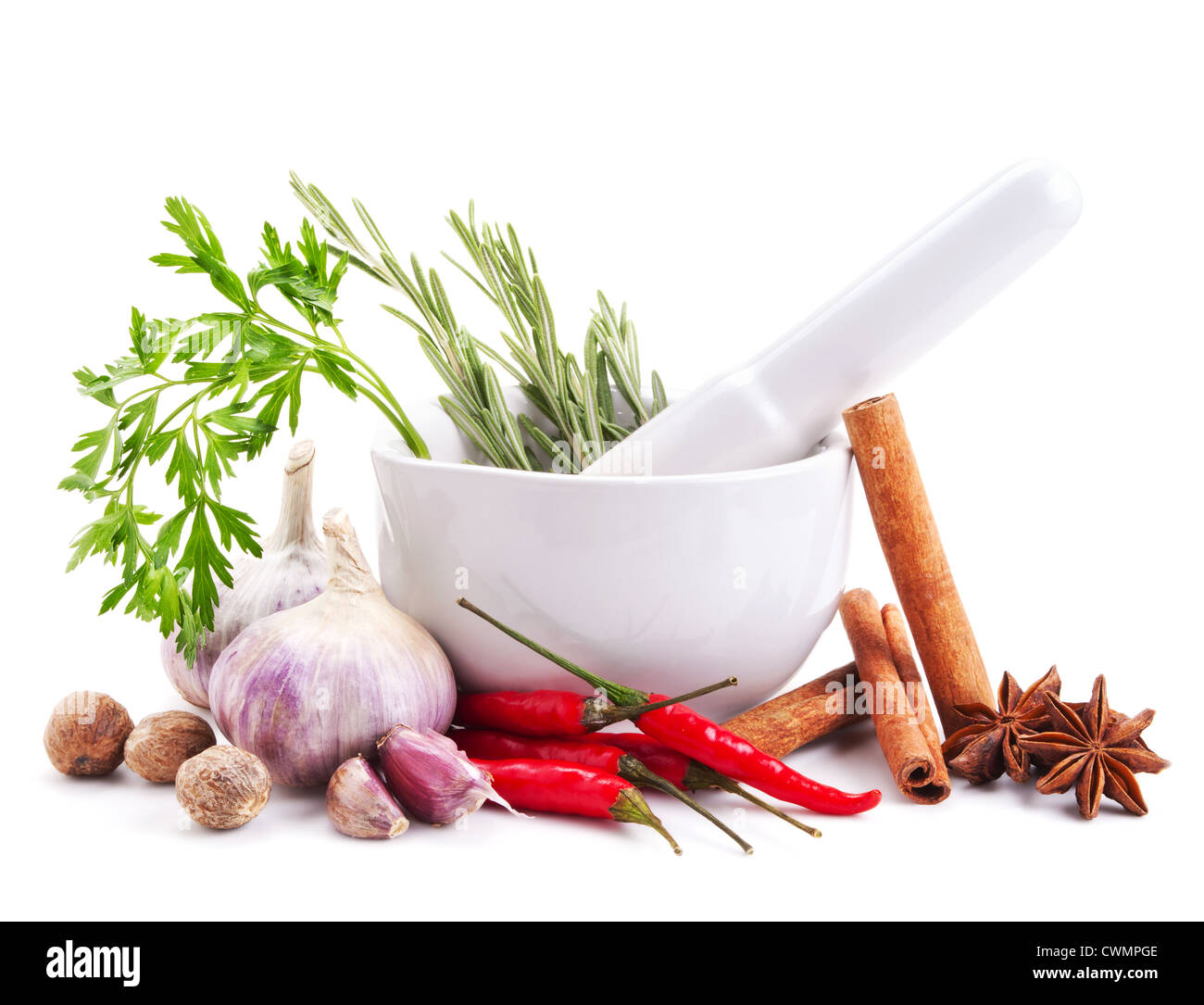 Les épices et les herbes dans le mortier isolé sur fond blanc Banque D'Images