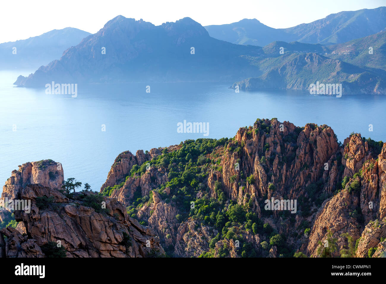 Corse côte rocheuse appelée Calanche au coucher du soleil, France Banque D'Images